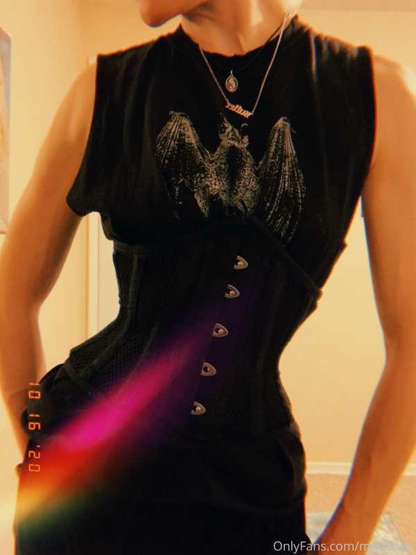 never thought i’d be able to lace up this corset all the way..