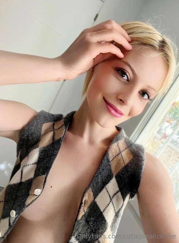 This hot thing @jinnybabe  🍓 is waiting for you❤️ Her pussy ..
