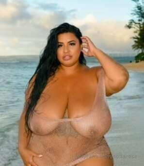 Embracing the breeze while flaunting my curves🫦