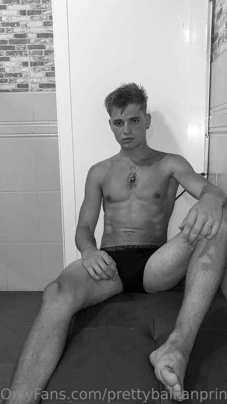 Gym locker room vibes 🤪🔊⛓️ How are you today? 😇