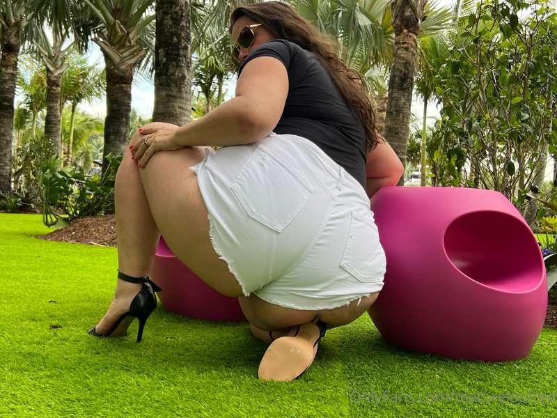 Fat ass mom in booty shots!
