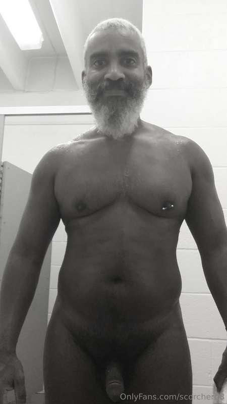 Monochrome Monday!  #beard #musculardaddy #gay #feet #gaycru..