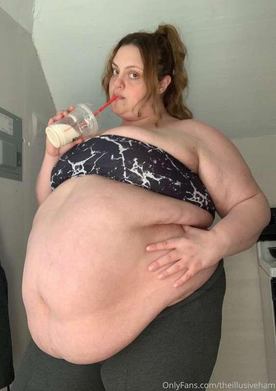 Big belly 🤰birthday babe 🎂