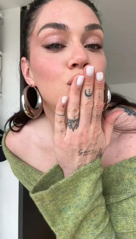 Blow me a kiss💋
