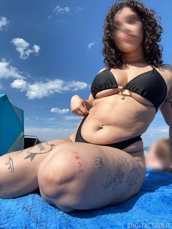 beach day!! 

#beach #bikini #freepost #sexy #underboob