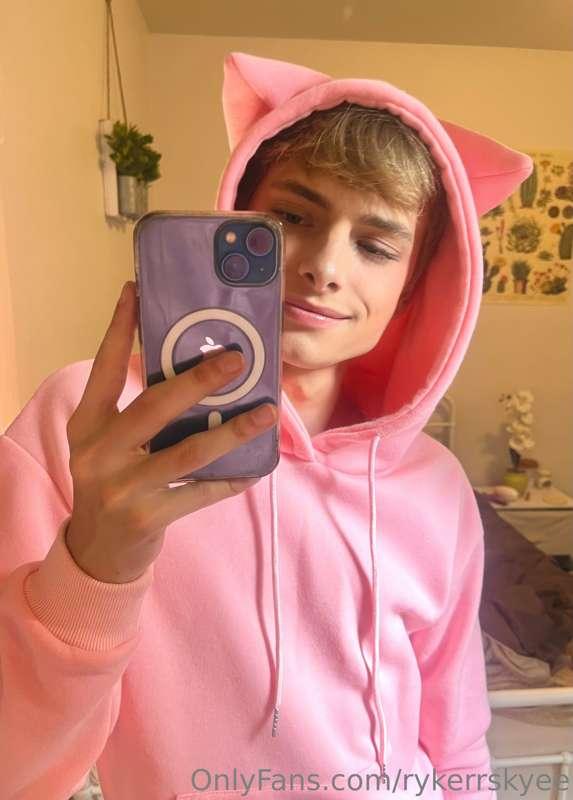 Do I look cute in my kitty hoodie ☺️? Thanks to the fan that..