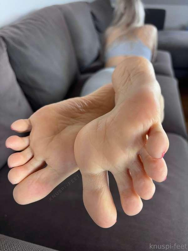 knuspi-feet image #1