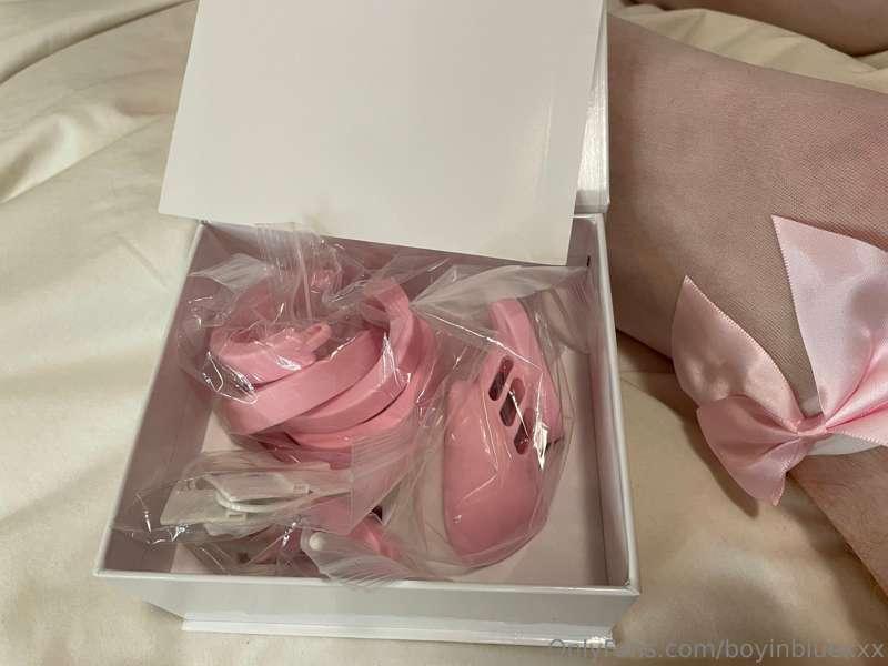 Guess who just got a PINK cock cage! 👀🤭 How badly do you wan..