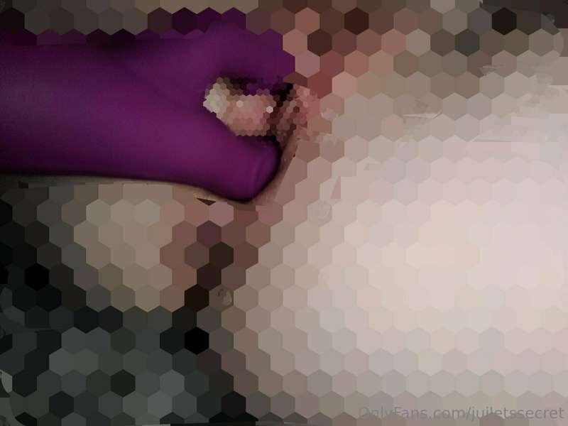 My lady lips need you to lick and kiss them softly & my clit..