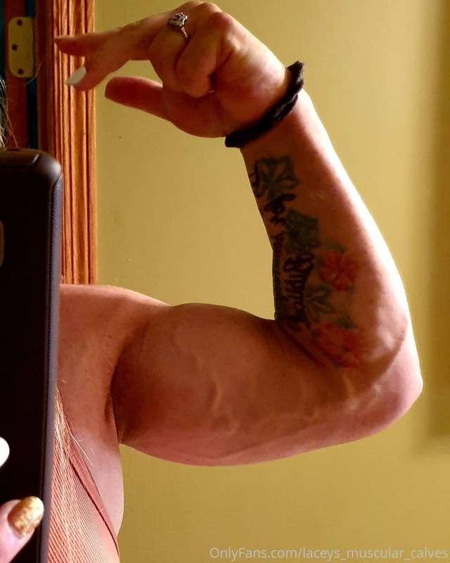 laceys_muscular_calves image #1