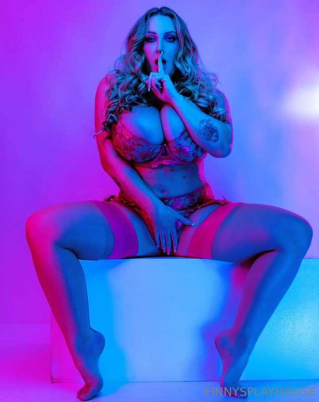 This Hot Ass Chick from HOLLYWOOD just moved in next door… f..
