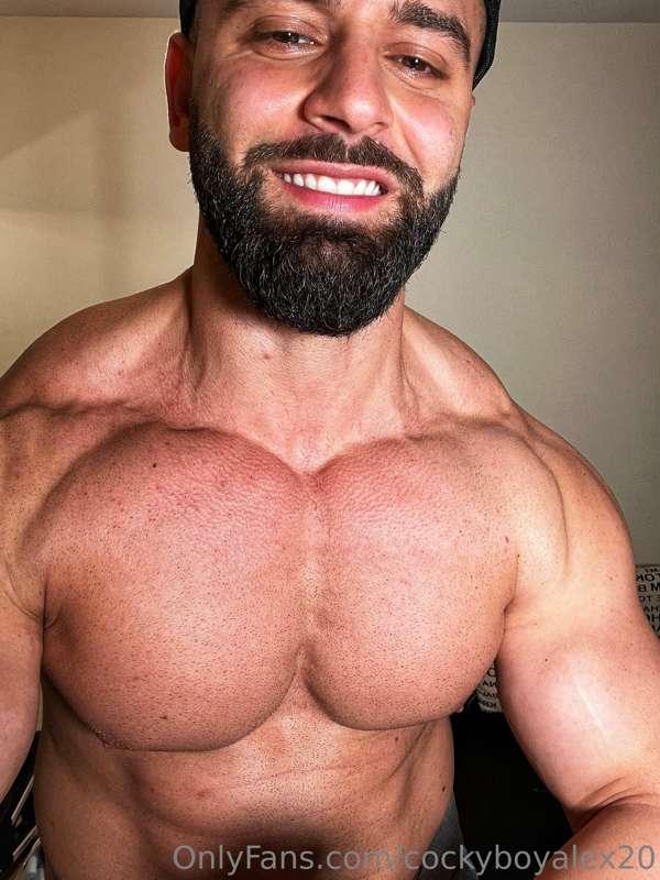 Describe in comment what do you see😎