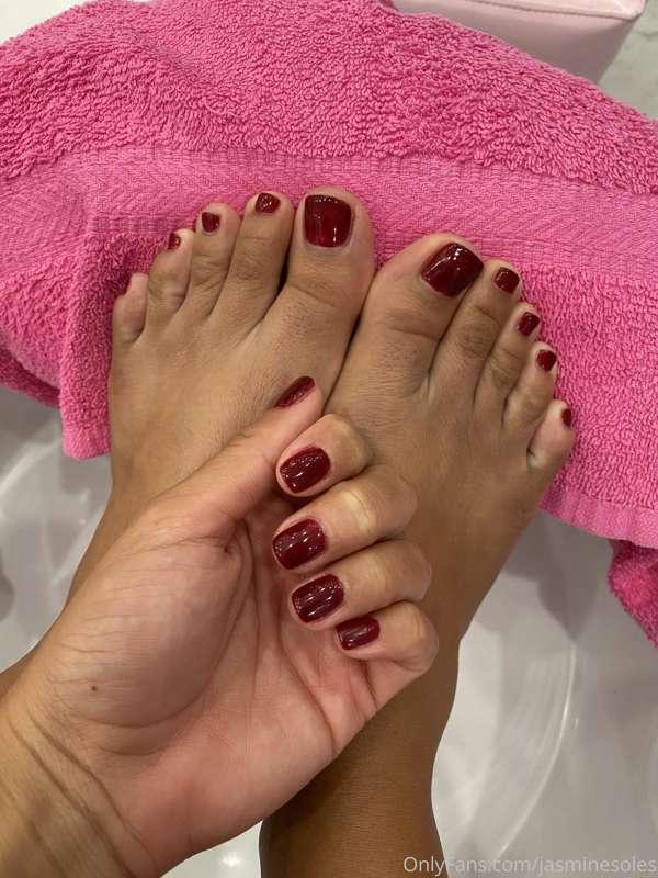 Red toes ♥️ Suck these little cherries 😝 🦶