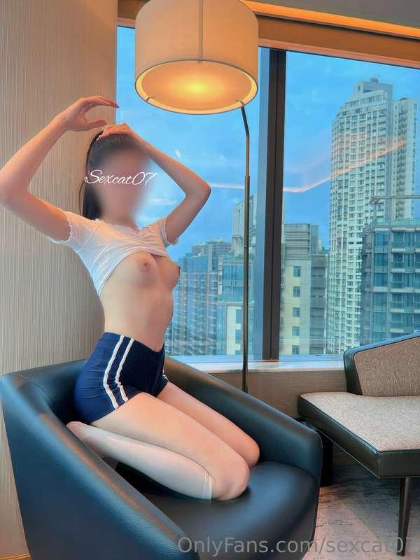 💗💗💗 (5Pics)  貓仔讀中學係籃球隊，教練唔戴眼鏡幾靚仔🤤貓仔會幻想同教練係更衣室…🙈  如果比教練睇到依張相 ..
