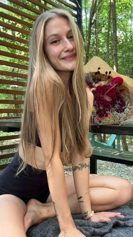 Tell me, do you like me better with or without makeup?🥰😊