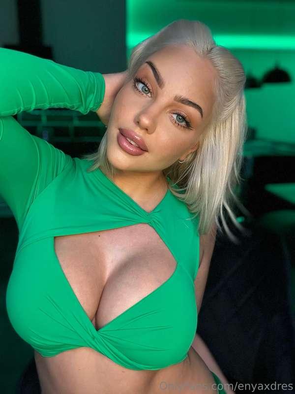 how do you like one of my favorite colours 💚 ? 🥵