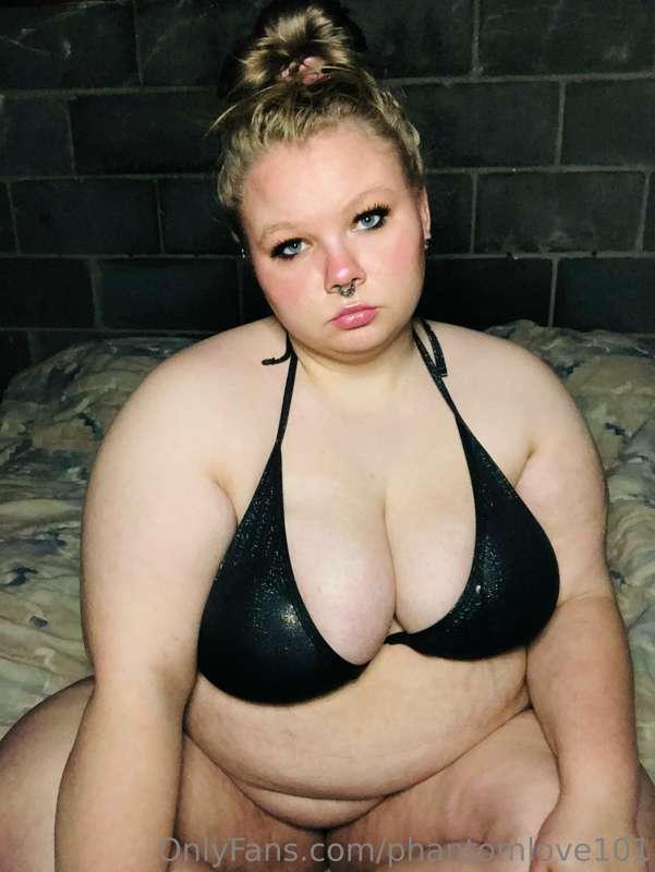 Just did a huge drop on my paid pages tons of pics and video..