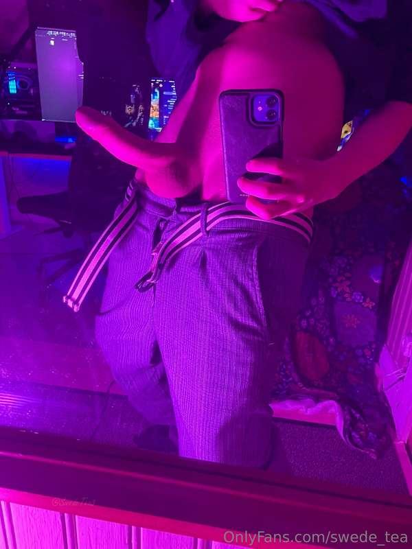 The pink-twink-alien is here and ready to take you~