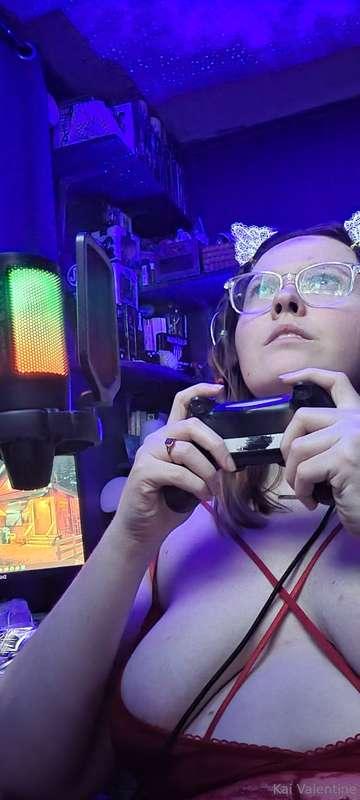 Gamer gf like to dress up too😘