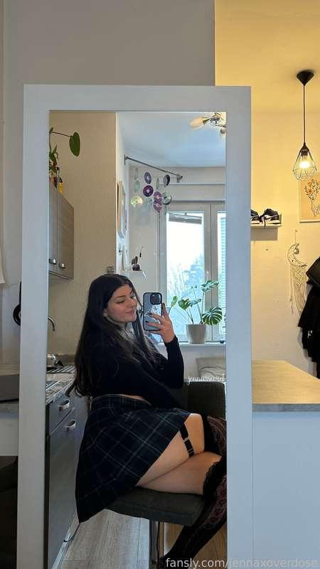 here's an OOTD from a while back. it's cold asf outside but thankfully there are thermo tights. i couldn't survive without them. 

🖤 

#ootd #goth #altgirl #skirt #selfie