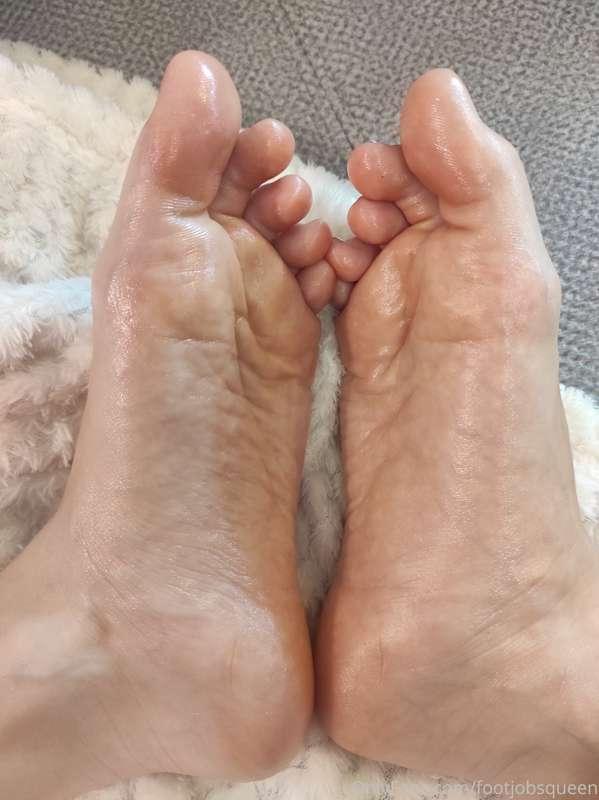 Oily soles 👣 which photo is your favorite? 😉