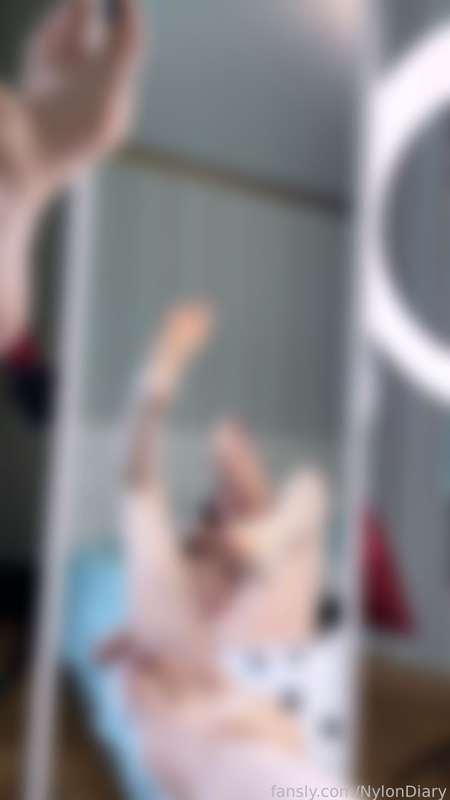 Is there any footless tights fans here? 🤔😏

#tights #pantyhose #feet #nylons #nylonfeet #fetish #nylon #legs #fyp #selfiie #brunette