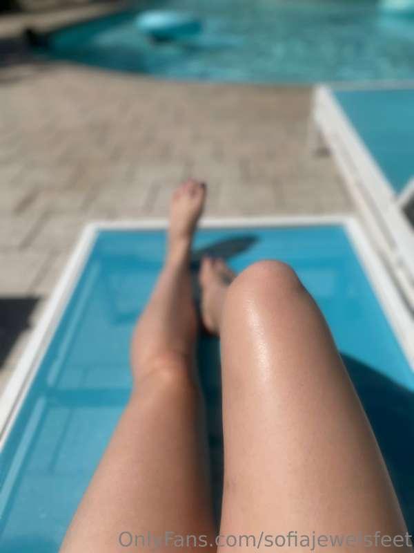 Suns out buns out ! 🦶☀️🍑
