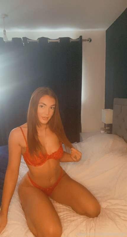 Lady In Red❤️🌹

Who’s a sucker for for some sexy red lingeri..