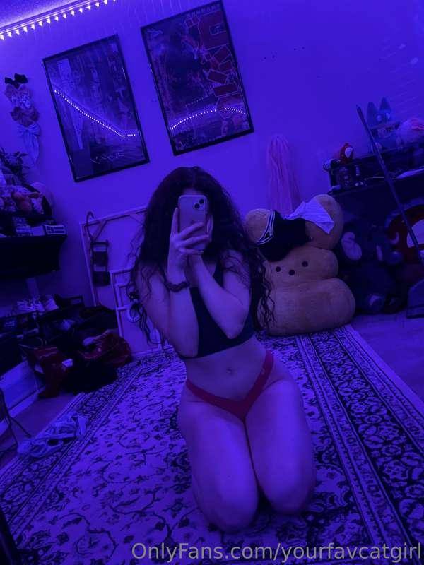 It’s almost time for bed, who wants to see some late night 🍒..
