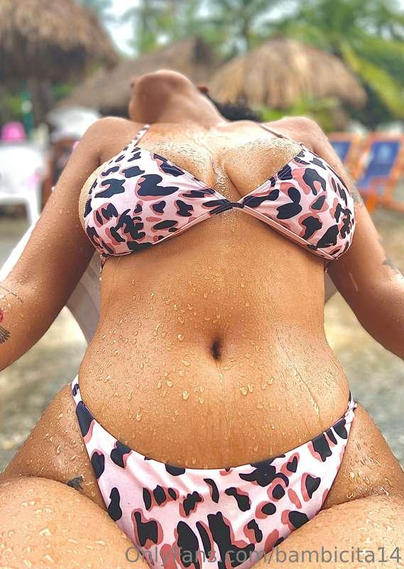 Lluvia en la playa, también estaba húmeda en otras partes, q..