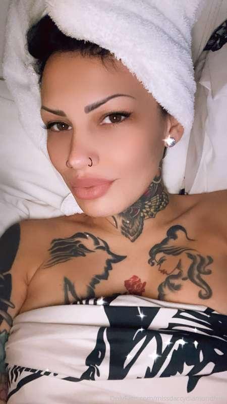 Happy Tittie Tuesday 😘 

Swipe to the 3rd photo for some Boo..