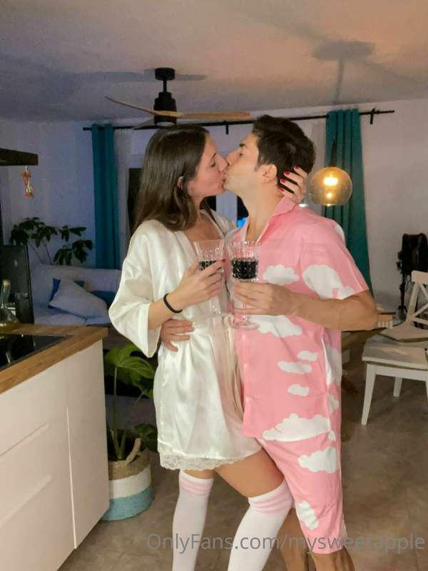 Happy new year ❤️ Cheers to a 2022 full of sex, cum and puss..