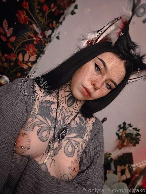 Do you like petite goth girls with small tits?👅