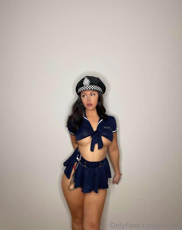 here comes the naughty cop🚔🚨