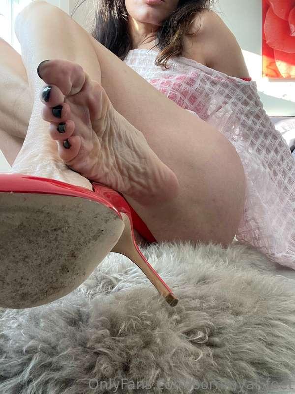 Soles out of pumps. wet and wrinkly 👅