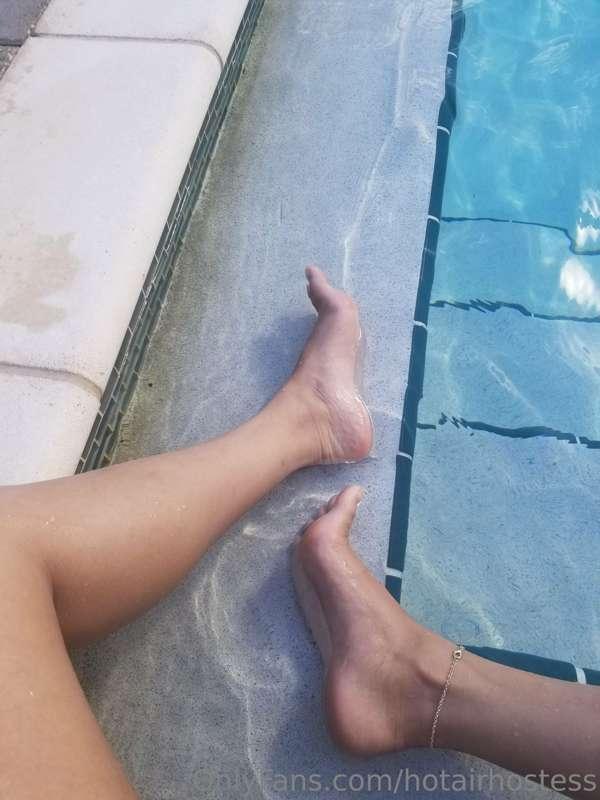Pool day, bare feet and clear toes 🥰