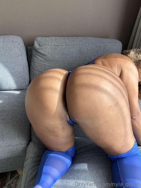 You can look… but only if you’re ready to crave more 👀💦