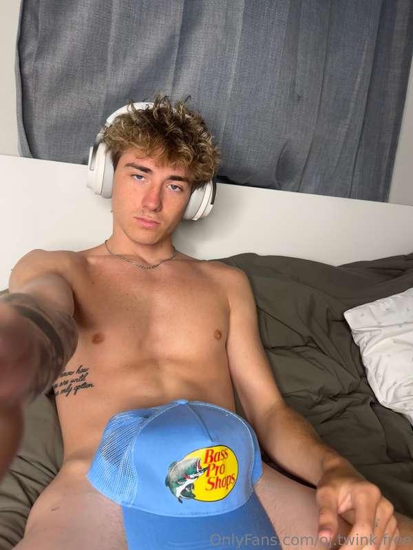 see what's under the hat on my vip page🙈