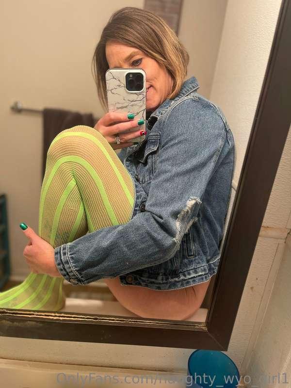 Neon green or black fishnets? 😈

Comment ⬇️
💋 for neon green..