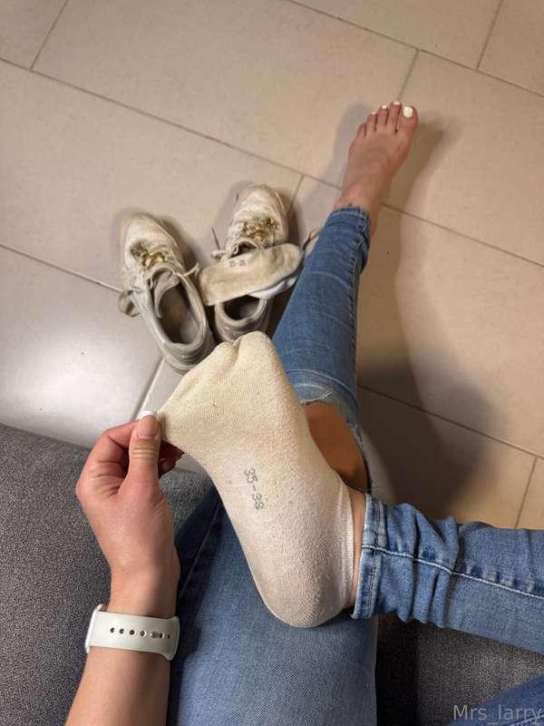 Weiß, durchgeschwitzt, vollgesogen mit meinem Fußgeruch.Dies..