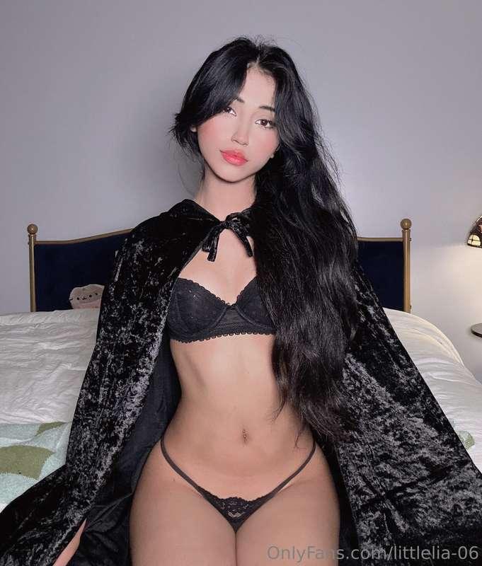 Do I look sketchy in my black cloak 🖤🌚