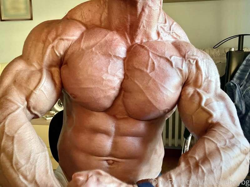 Somebody got a nice tan (and pump)!