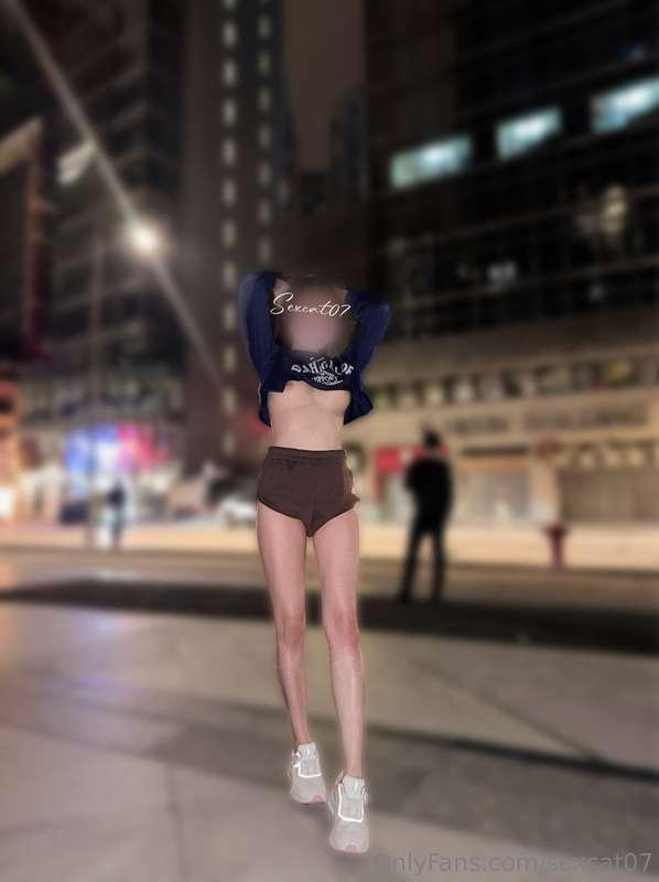 🩷🩷🩷  天氣無咁凍，出街活動下先🫣  貓仔仲做左個嚇親人舉動，等剪好聽日比你地睇🤭😛~  係OF 先有得獨家睇到無碼版..