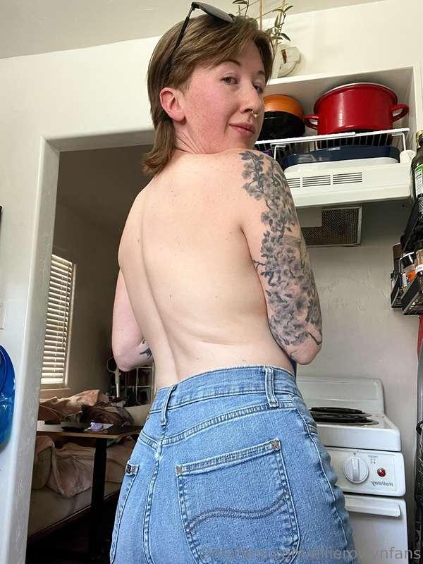 Jeans look so good on me, don’t you agree?