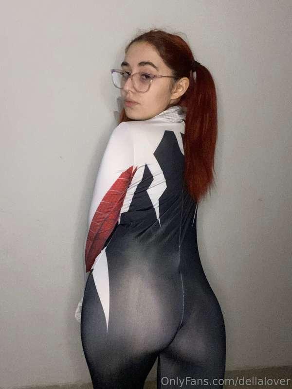 just a little back pose to spice things up.. like it? 🤭🙈
