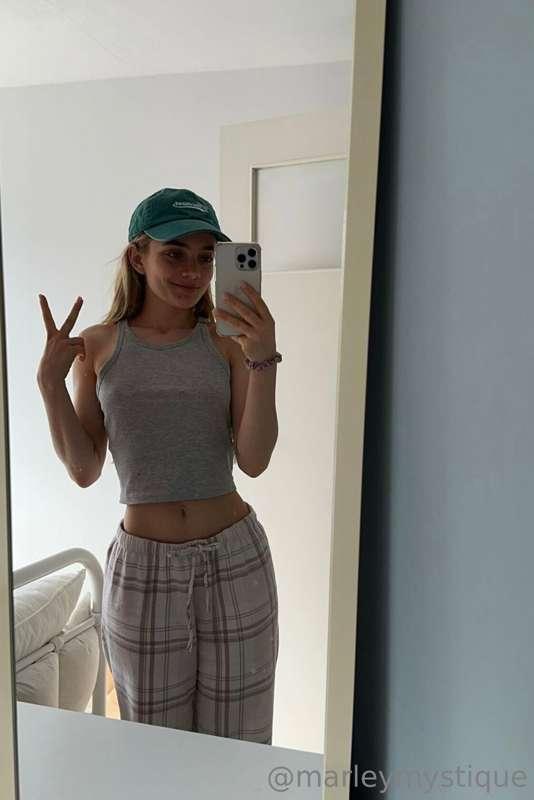 I could liiiive in a simple outfit like this!😍 No one has to..