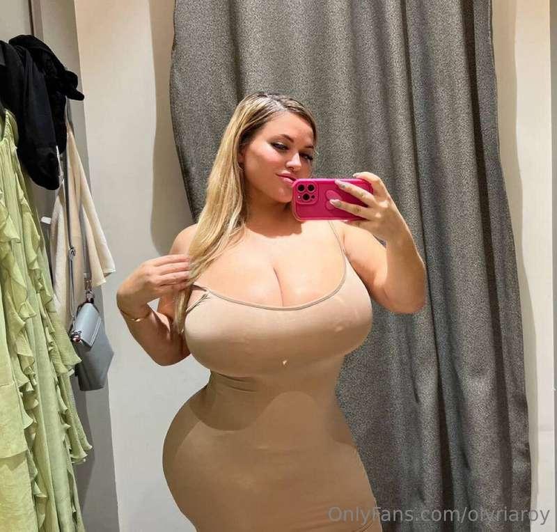 Fire in my touch, chaos in my kiss💋🔥