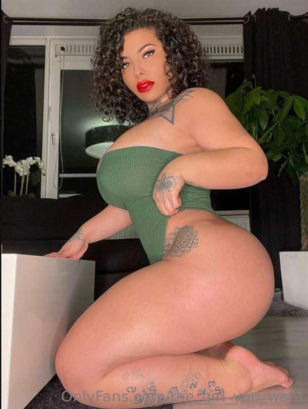 👑 @queenazita needs a throne to sit on🥵
Think you can help h..