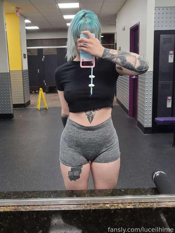 Morning workout Done 💪😉 

#fyp #fit #gym #curvygirl #tattoos #thighs #alt #nipples #goodmorning #cute
