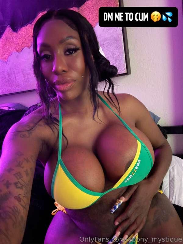 Momma's in the mood for some roleplay today 😈